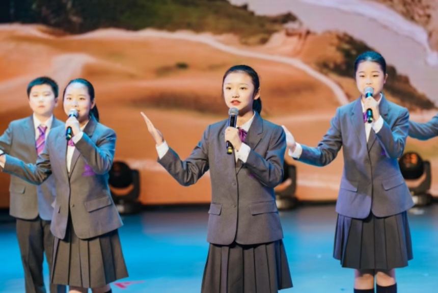 表演藝術(shù)團(tuán)帶來(lái)朗誦《我喜歡出發(fā)》。南開(kāi)兩江中學(xué)供圖