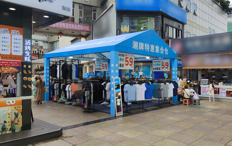 犯罪分子以擺攤的方式在商圈售賣假冒偽劣服飾。巴南區(qū)公安分局供圖