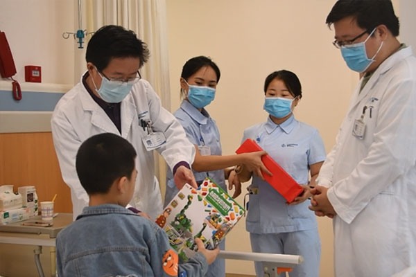 醫(yī)院給患兒送禮物。重慶仁品耳鼻喉醫(yī)院供圖