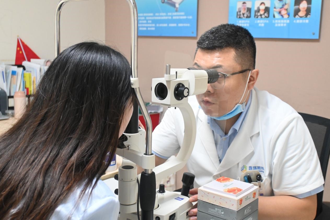 劉軍奇為患者查看眼部情況。重慶普瑞眼科醫(yī)院供圖