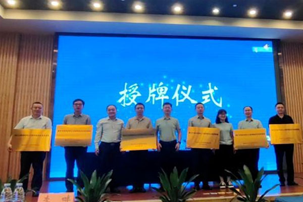 授牌儀式。重慶大學附屬江津醫(yī)院供圖