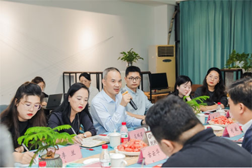 巴蜀藍(lán)湖郡小學(xué)校長和老師與家長代表開展交流。巴蜀藍(lán)湖郡小學(xué)供圖