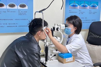 醫(yī)生為患者進行眼部檢查。重慶普瑞眼科醫(yī)院供圖
