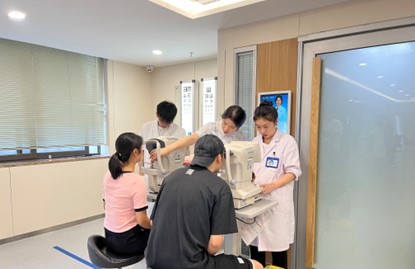 醫(yī)生為患者進行眼部檢查。重慶普瑞眼科醫(yī)院供圖