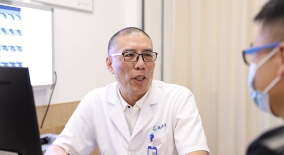 蔣曉江看診。重慶西區(qū)醫(yī)院供圖
