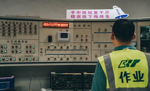 線路工陸勇軍0點58分辦完作業(yè)令，準備開始晚上巡道作業(yè)。田芝銘攝