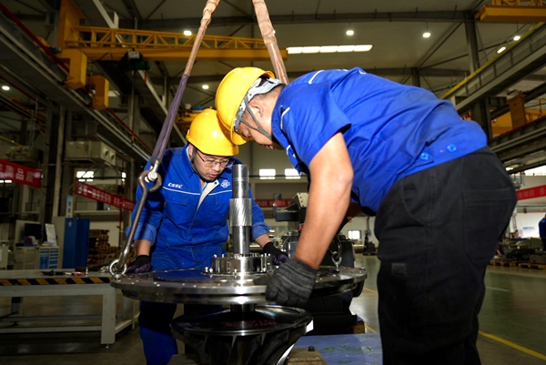 重慶江增船舶重工有限公司裝備線工人正安裝大型渦輪的氣封。郭睿攝