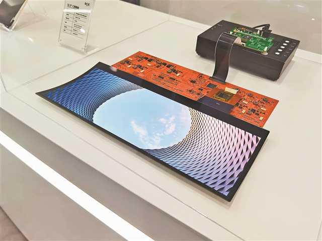 瞬間1  2013年7月17日，重慶京東方光電科技有限公司在兩江新區(qū)開工建設，標志著重慶電子信息產業(yè)邁向高端產品領域。圖為京東方重慶第6代AMOLED（柔性）顯示產品樣品。