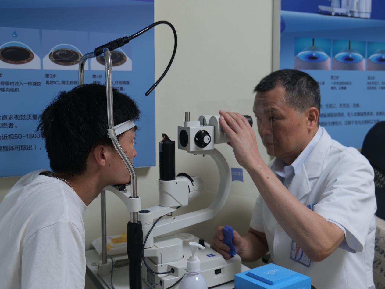 范光忠為患者檢查眼部情況。重慶普瑞眼科醫(yī)院供圖