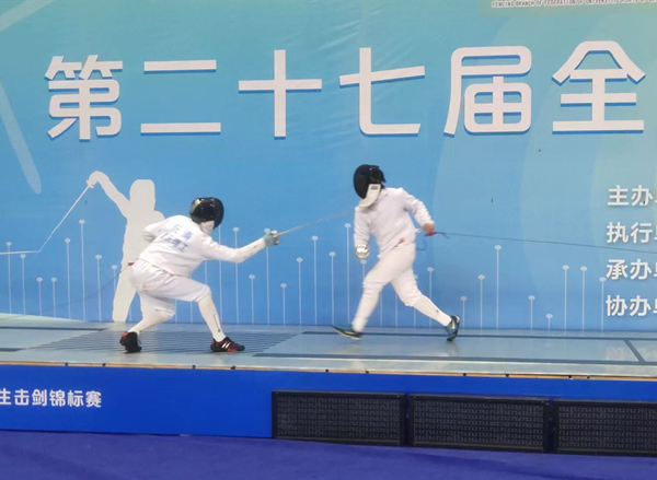 重慶理工大學(xué)擊劍隊(duì)男子團(tuán)體決賽中。重慶理工大學(xué)供圖