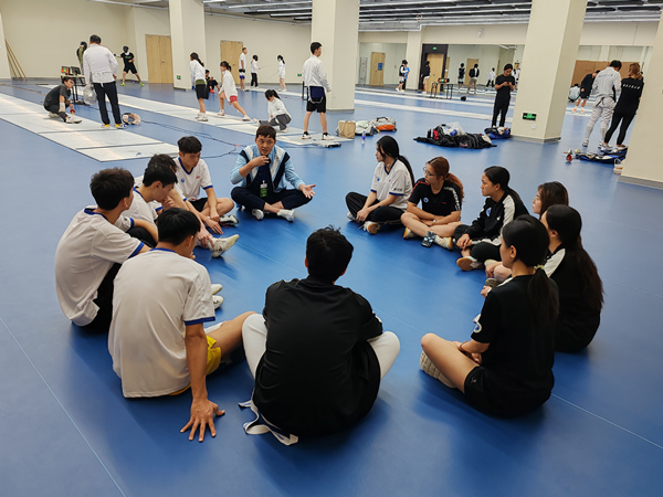 重慶理工大學(xué)主教練謝暉進(jìn)行賽前動(dòng)員。重慶理工大學(xué)供圖