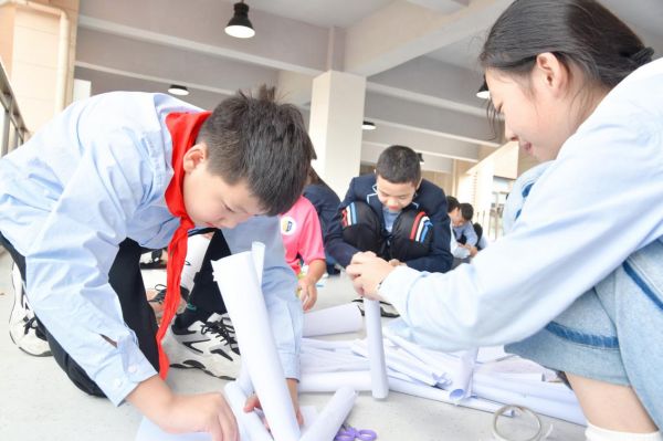 “魔法建筑師”比賽現(xiàn)場(chǎng)。啟誠(chéng)巴蜀小學(xué)校供圖