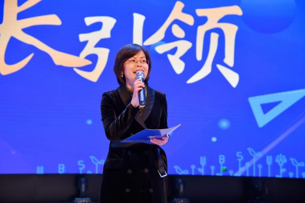 啟誠(chéng)巴蜀小學(xué)校黨支部書記、教學(xué)校長(zhǎng)汪小紅與家長(zhǎng)、學(xué)子分享共話數(shù)學(xué)文化。啟誠(chéng)巴蜀小學(xué)校供圖