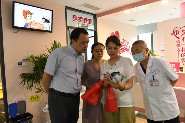 璧山區(qū)婦幼保健院黨委書記黃杰在婚檢中心與業(yè)務(wù)科室探討“好孕來”服務(wù)線。璧山區(qū)婦幼保健院供圖