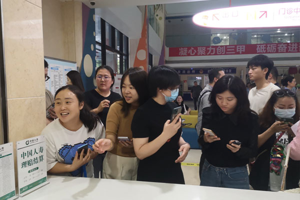 群眾咨詢中國人壽一站式服務(wù)窗口。璧山區(qū)婦幼保健院供圖