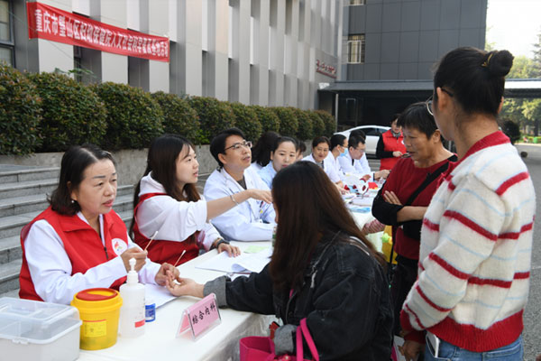 醫(yī)院院長彭彩碧參加義診為群眾服務(wù)。璧山區(qū)婦幼保健院供圖