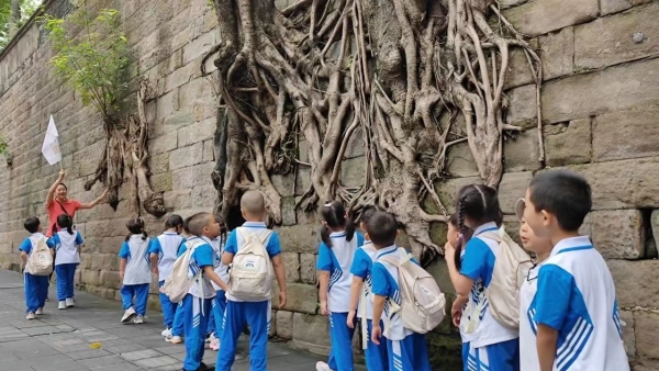 渝中區(qū)桂花園幼兒園開展“行走的思政課”（資料圖）。渝中區(qū)教委供圖