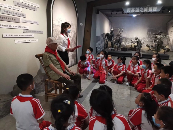 90多歲的老黨員、后勤工程學(xué)院建筑工程系原政委劉振福，正在給重慶精一民族小學(xué)的孩子們上特殊的隊(duì)課（資料圖）。渝中區(qū)教委供圖