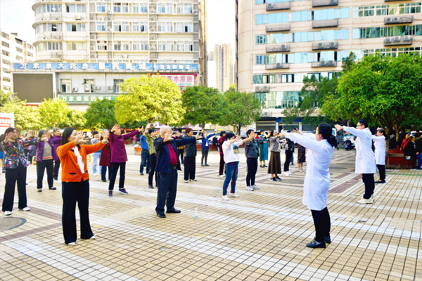 醫(yī)務(wù)人員教授老人養(yǎng)身操 。陶涵攝