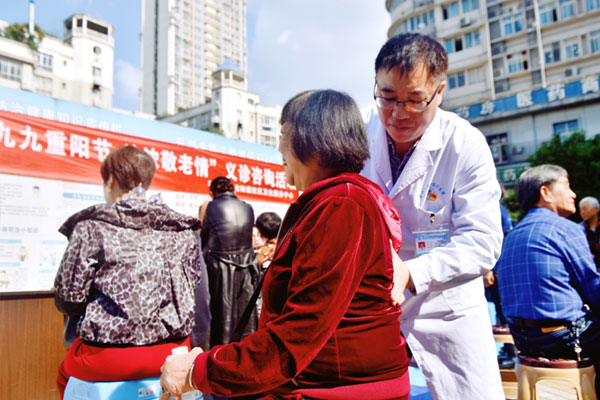 為老人提供推拿等中醫(yī)適宜技術(shù)治療。陶涵攝
