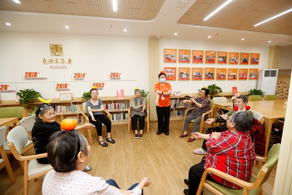在渝中區(qū)石油路街道養(yǎng)老服務(wù)中心，老人們學(xué)習(xí)保健知識。重慶市民政局供圖