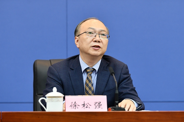 發(fā)布會上，重慶市民政局副局長徐松強答記者問。鄒樂攝