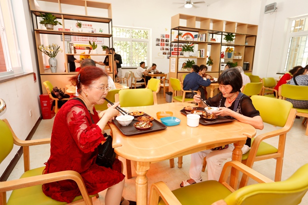 渝中區(qū)浮圖關(guān)社區(qū)養(yǎng)老服務(wù)站作為社區(qū)老年食堂為附近老人服務(wù)。重慶市民政局供圖