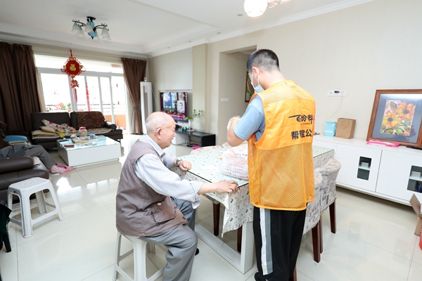 渝北區(qū)龍山街道養(yǎng)老服務(wù)中心為居家老人提供送餐服務(wù)。重慶市民政局供圖
