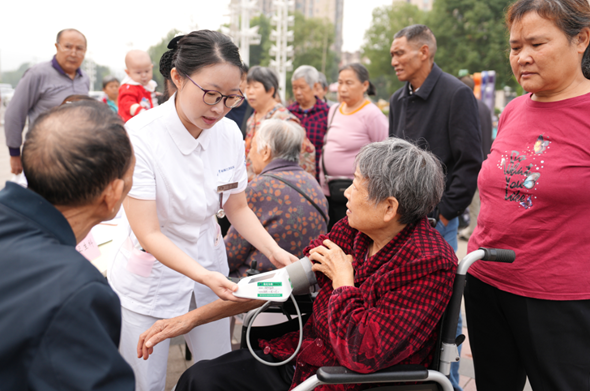 測量血壓。重慶大學(xué)附屬江津醫(yī)院供圖