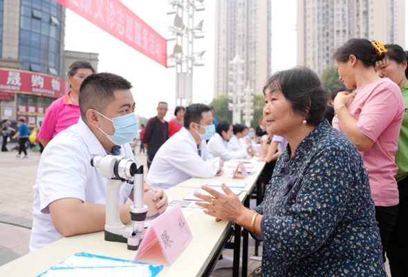 健康咨詢。重慶大學(xué)附屬江津醫(yī)院供圖