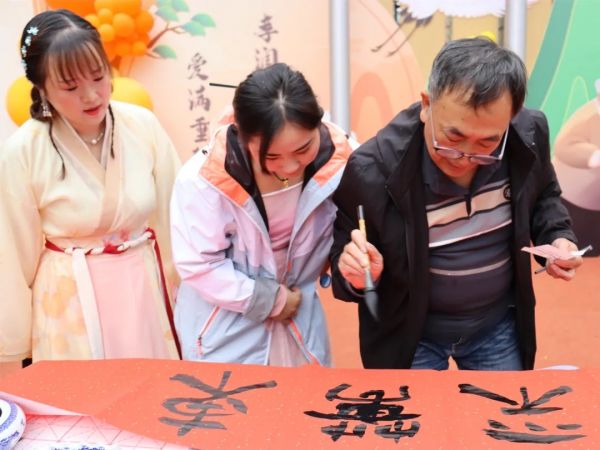 重慶市書法家協(xié)會(huì)白愛民現(xiàn)場寫對聯(lián)。新絲路幼兒園供圖