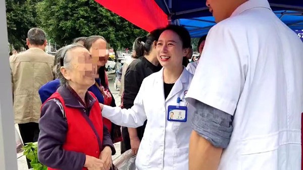 義診活動現(xiàn)場。重慶道格骨科醫(yī)院供圖