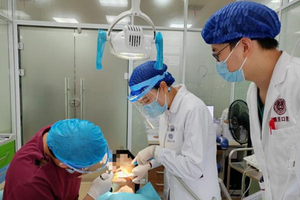 口腔治療。重醫(yī)附屬口腔醫(yī)院供圖