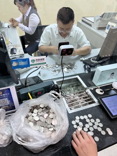 工作人員細(xì)致地為客戶兌換硬幣。光大銀行重慶分行供圖