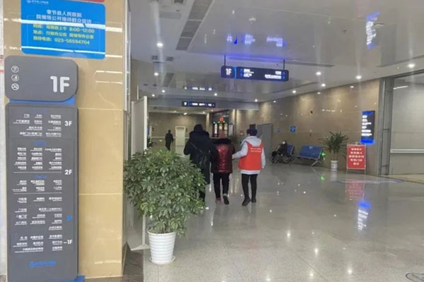 開展志愿者服務(wù)。奉節(jié)縣人民醫(yī)院供圖