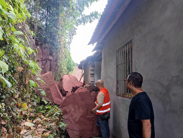 《立即行動(dòng)》。9月12日，永川區(qū)規(guī)劃自然資源局收到大安鎮(zhèn)提供的地災(zāi)災(zāi)情信息，立即組織駐守地質(zhì)專(zhuān)家趕赴現(xiàn)場(chǎng)開(kāi)展調(diào)查，確保人員撤離現(xiàn)場(chǎng)，并提出了搬遷避讓的應(yīng)急處置建議。黃 捷 攝