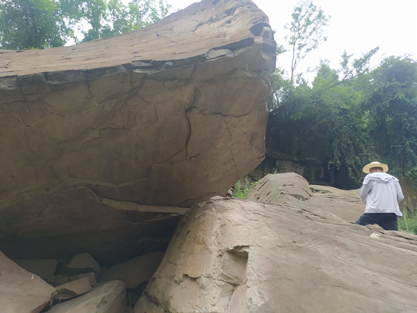 《渺小，但不膽小》。9月3日，在云陽縣普安鄉(xiāng)姚平村，107地質(zhì)隊(duì)駐守地質(zhì)工程師姜雙桃在長江支流磨刀溪兩岸的陡壁上詳實(shí)記錄危巖情況。李明亮攝