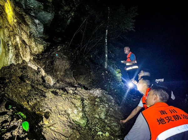 《守護(hù)安全的點(diǎn)點(diǎn)“星光”》。9月20日，南川區(qū)地環(huán)站會(huì)同蜀通公司駐守工程師秦朝楊、冉林到大有鎮(zhèn)學(xué)堂垻危巖點(diǎn)開(kāi)展雨前夜巡，漆黑的山路上，大家打著手電筒仔細(xì)查看，不放過(guò)每一處細(xì)小隱患。張旭攝