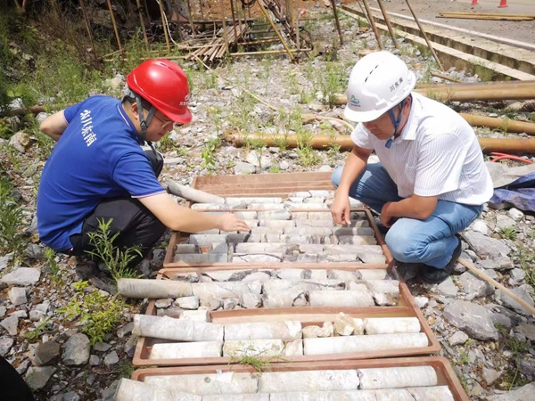 《同商議共解決》。在合川三匯鎮(zhèn)木姚路邊坡應(yīng)急勘查項(xiàng)目上，通過(guò)通過(guò)觀察巖心等手段確定危巖崩塌的治理措施。孫煜攝