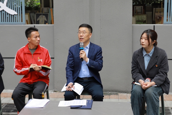 重慶文理學(xué)院黨委書記蔡家林（中）回答學(xué)生提問。重慶文理學(xué)院供圖