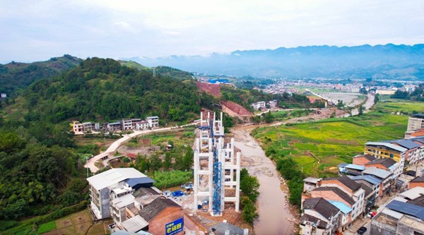 萬開達高速岳溪河大橋施工現(xiàn)場。項目部供圖