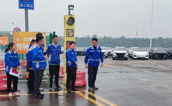 公司主要負(fù)責(zé)人基層一線(xiàn)辦公。長(zhǎng)安民生物流供圖