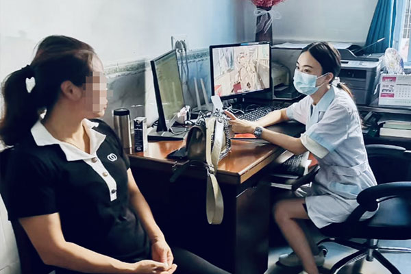 “縣聘鄉(xiāng)用”醫(yī)生坐診。長壽區(qū)衛(wèi)生健康委供圖