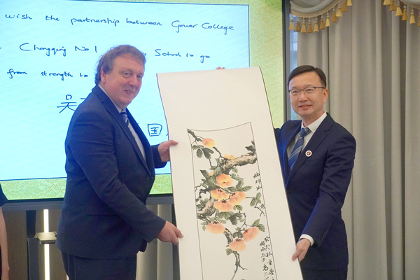 毛明山代表重慶一中贈送威爾士高爾學院繪畫作品《柿柿如意》。重慶一中供圖