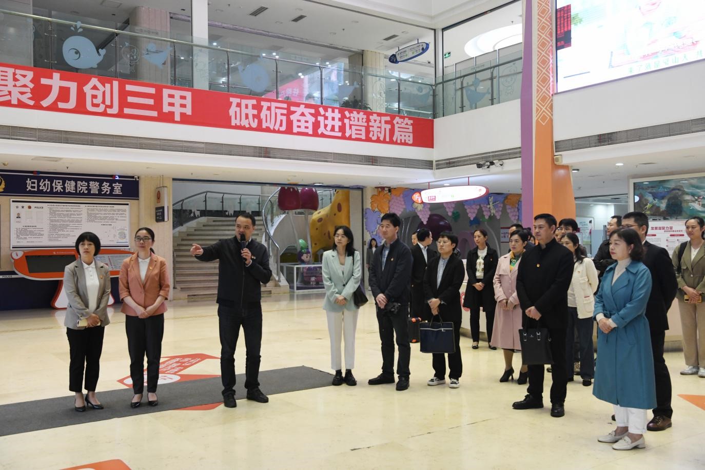 璧山區(qū)婦幼保健院黨委書記黃杰介紹醫(yī)院黨建陣地。璧山區(qū)婦幼保健院供圖