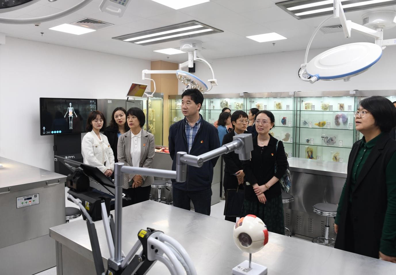 參觀中醫(yī)藥學(xué)院。璧山區(qū)婦幼保健院供圖