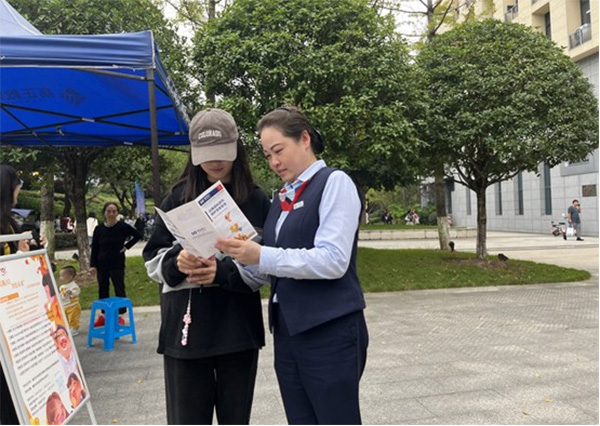 為在校學(xué)生普及金融知識(shí)。浦發(fā)銀行重慶分行供圖