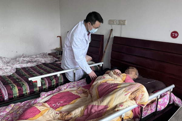 詢問健康狀況。璧山區(qū)第二人民醫(yī)院供圖