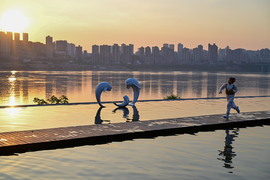 南岸區(qū)大魚(yú)海棠公園，孩子們樂(lè)享周末好時(shí)光。郭旭攝