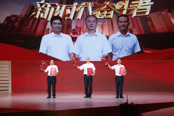 最美社區(qū)工作者，他們是服務(wù)社區(qū)的群眾貼心人。王孟舉攝